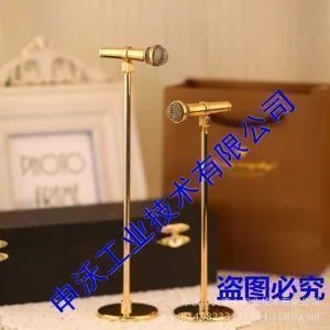 Статуэтка Модель микрофона на стойке с кейсом. Высота стойки регулируется 16-22 см. Цвет золотой.