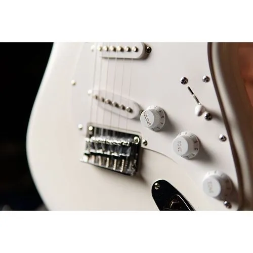Fender Squier Bullet Stratocaster HT Arctic White Электрогитара (Б/У).