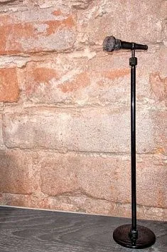 Статуэтка Модель микрофона на стойке с кейсом.