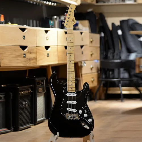 G&L Tribute Legacy Gloss Black Poplar MP Электрогитара.