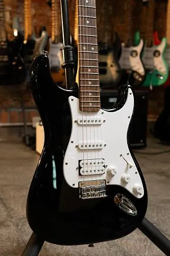 Fender Squier Bullet Stratocaster HSS HT BLK Электрогитара (Б/У)